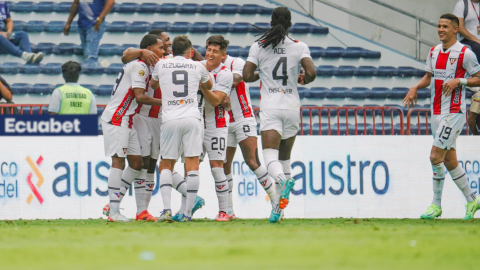 Los jugadores de Liga de Quito festejan el gol de Ezequiel Piovi ante Emelec en la Fecha 12 de la LigaPro, el domingo 3 de noviembre de 2024.