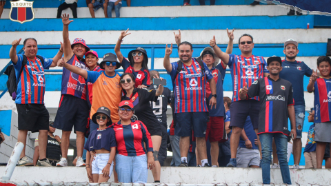 Hinchas del Deportivo Quito, en el partido de ida ante Toreros por la Segunda Categoría, el 3 de noviembre de 2024.