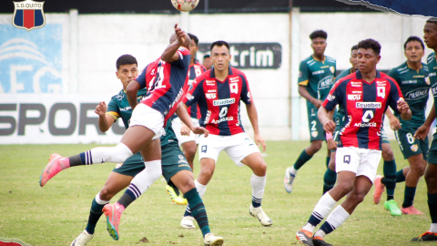 Jugadores de Deportivo Quito y Toreros, en el partido de ida de los octavos de final de la Segunda Categoría, el 3 de noviembre de 2024.