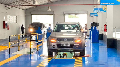 Carro en un Centro de Revisión Técnica Vehicular de Quito.