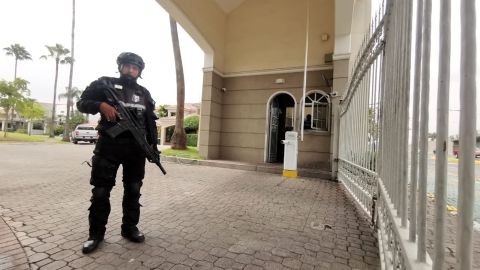 Un guardia con fusil refuerza la seguridad en la urbanización Torre del Sol, en La Puntilla, Samborondón, el martes 5 de noviembre de 2024, tras el robo de ocho casas del domingo en ese conjunto residencial.