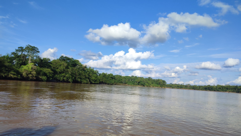 Vista de la frontera norte de Ecuador, desde el río San Miguel, en Sucumbíos, el 29 de octubre de 2024.