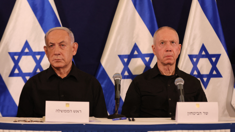 El primer ministro israelí, Benjamín Netanyahu (izq.), junto al ahora ministro de Defensa destituido, Yoav Gallant (der.), en una fotografía de archivo del 28 de octubre de 2023 en una conferencia de prensa en una base militar de Tel Aviv.