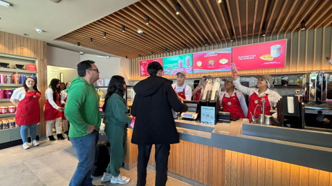 Primer cliente del nuevo local de Starbucks en el Centro Comercial Iñaquito (CCI), en el centro norte de Quito, el 5 de noviembre de 2024.