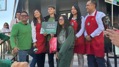 Primer cliente del nuevo local de Starbucks en el Centro Comercial Iñaquito (CCI), en el centro norte de Quito, el 5 de noviembre de 2024.