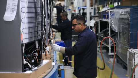 Un trabajador en la planta de producción de la empresa Indurama, en Cuenca, septiembre de 2024.