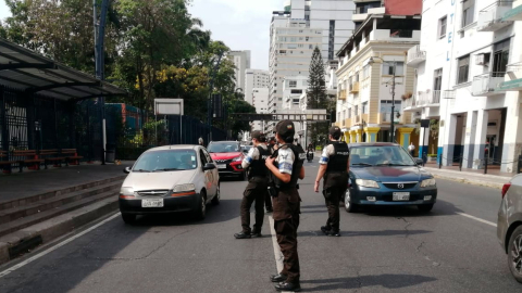 Controles policiales durante los cortes de luz en Guayaquil.