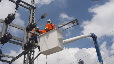 Trabajadores de la Empresa Eléctrica Quito realiza trabajos de mantenimiento en una subestación en el norte de Quito, 3 de noviembre de 2024.