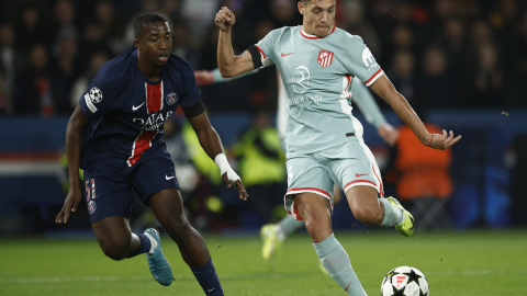 William Pacho (i), defensa ecuatoriano del PSG, marca a Nahuel Molina, del Atlético de Madrid, este miércoles 6 de noviembre en duelo por la Champions League.