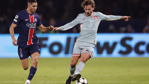 Achraf Hakimi (i), del PSG, y Antoine Griezmann, del Atlético de Madrid, durante el duelo de este miércoles 6 de noviembre, válido por la Champions.