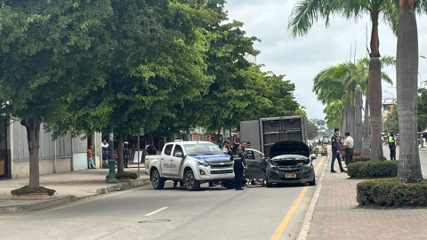 Personal de la Policía y de Criminalística toman procedimiento por el doble crimen registrado este miércoles 6 de noviembre de 2024 en Machala, provincia de El Oro.