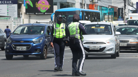 Agentes metropolitanas de tránsito en Quito realizan controles en el sector de Los Shyris y Río Coca.