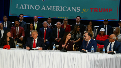 El presidente electo de Estados Unidos, Donald Trump, en una fotografía de archivo junto a líderes de la comunidad de latinos en Miami, Florida, el 22 de octubre de 2024.