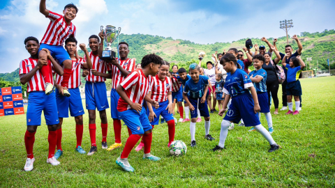 Niños y jóvenes del proyecto entre la Junta de Beneficencia de Guayaquil y el Atlético de Madrid.