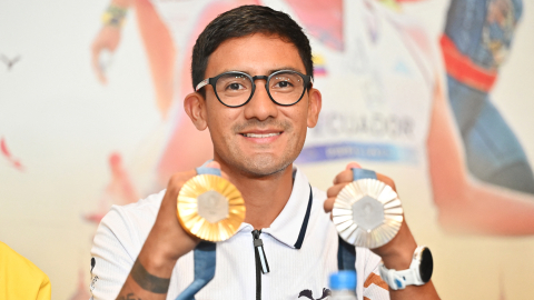 Daniel Pintado, con sus dos medallas olímpicas, en Guayaquil, el 12 de agosto de 2024.