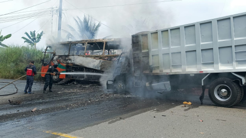 Bus de cooperativa Esmeraldas se incendia tras chocar con un camión en Quinindé