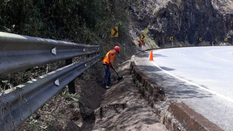 Imagen referencial de una persona realizando mantenimiento en la vía Cuenca-Molleturo-El Empalme. Foto de noviembre de 2024.