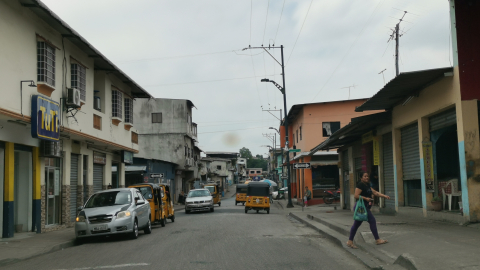 Una bajada a Flor de Bastión, un barrio marginal consolidado a partir de invasiones y ubicado entre cerros en el distrito Nueva Prosperina, al noroeste de Guayaquil.