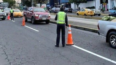 Agente metropolitano de tránsito realiza controles en las calles de Quito.