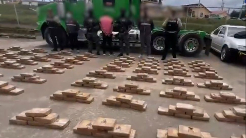 Incautación de 383 kilos de cocaína estaba ocultas en un camión que circulaba en el sector Control Sur, en el cantón Tulcán, provincia de Carchi, este 7 de noviembre de 2024.