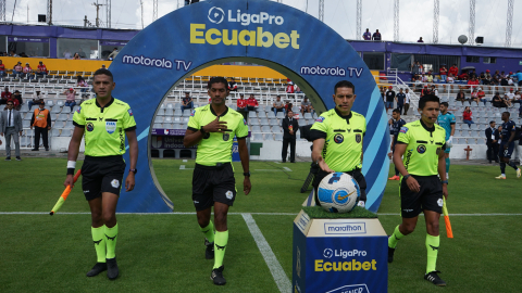 Árbitros ingresan a la cancha durante un partido de LigaPro, el 4 de noviembre de 2024.