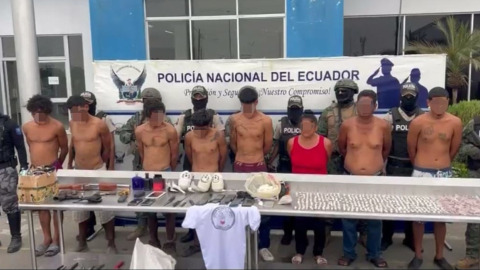 Detenidos y la evidencia recabada en el operativo ejecutado en varias zonas del cantón Durán, provincia del Guayas, este 7 de noviembre de 2024.