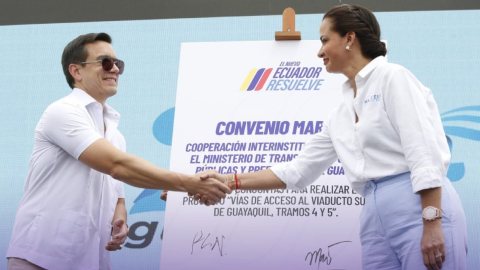 El presidente Daniel Noboa saluda con la prefecta del Guayas, Marcela Aguiñaga, el 8 de noviembre de 2024.