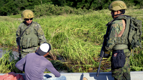 Un campesino es revisado por oficiales del Ejército en el río San Miguel, en la frontera entre Ecuador y Colombia, el 29 de octubre de 2024.