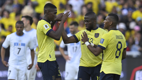 Félix Torres, Enner Valencia y Carlos Gruezo, durante un partido de Ecuador en las Eliminatorias, el 12 de septiembre de 2023.