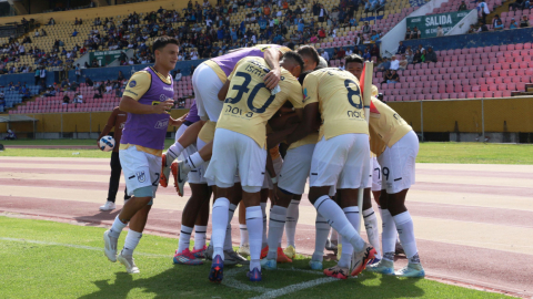 Los jugadores de Universidad Católica celebran un gol ante Emelec por la Fecha 11 de la LigaPro, el 26 de octubre en el estadio Olímpico Atahualpa.