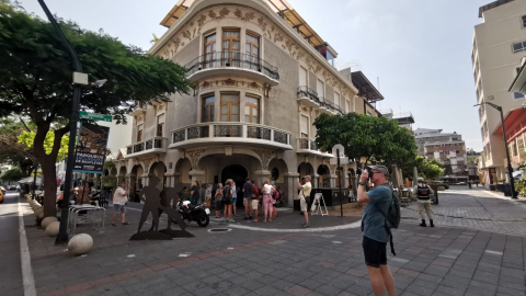 Un turista extranjero fotografía un mural del Guayaquil colonial frente a la casa Guzmán Aspiazu, vivienda patrimonial que hoy alberga al Museo Nacional del Cacao, en la calle Panamá, en el centro de Guayaquil.