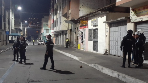 Los policías recabaron toda la información en la escena del crimen en el centro de Ambato, el 8 de noviembre de 2024.