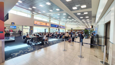 Imagen referencial de personas en el Aeropuerto Internacional Mariscal Sucre de Quito, en febrero de 2024.