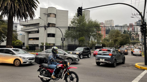 Un semáforo apagado en Quito, durante los cortes de luz masivos que enfrenta Ecuador, en el último trimestre de 2024.