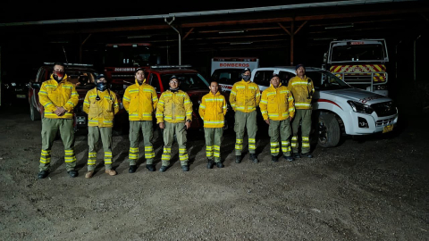 Bomberos de Cuenca combaten incendio en el sector Chaucha, el 10 de noviembre de 2024.