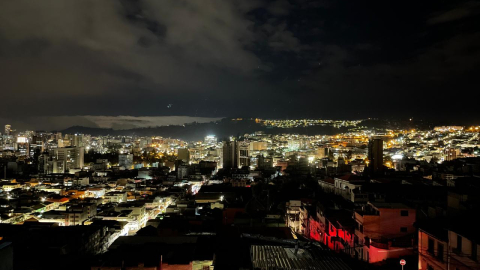 Imagen panorámica de Quito en medio de los cortes de luz masivos de octubre de 2024.