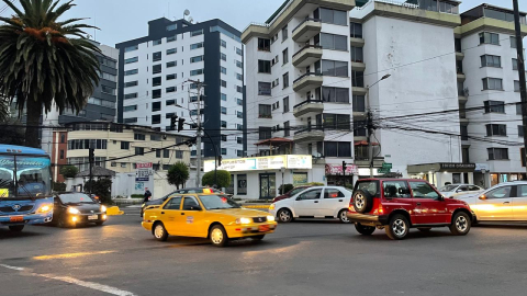 Una intersección de calles en el centro norte de Quito, con semáforos sin luz, debido a los apagones masivos, en octubre de 2024.