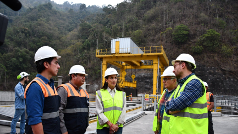 La ministra de Energía, Inés Manzano, durante una visita a Toachi Pilatón el 8 de noviembre de 2024.