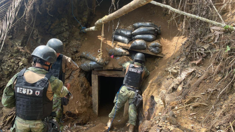 Personal de las Fuerzas Armadas destruyeron minas ilegales, en Carchi.