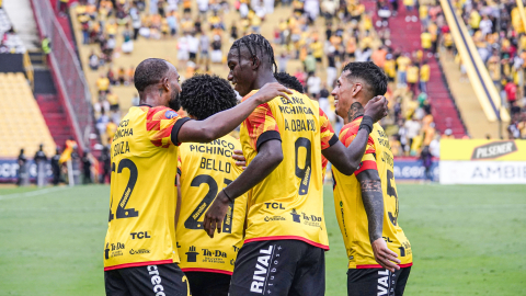 Los jugadores de Barcelona SC celebran uno de los goles ante Cumbayá, este domingo 10 de noviembre de 2024 en el estadio Banco Pichincha.