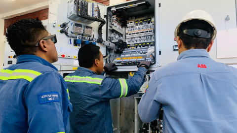 Imagen referencial de trabajadores de la Empresa Eléctrica Quito (EEQ), en octubre de 2024.