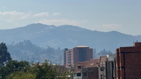 Una capa de humo de visualiza alrededor de Cuenca la tarde de este 11 de noviembre, debido a los incendios forestales.