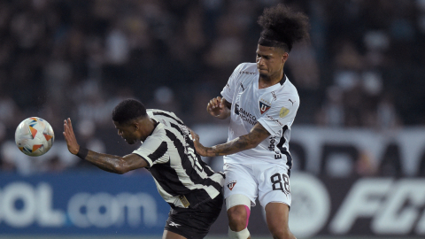 El delantero del Botafogo, Junior Santos, y el mediocampista de la Liga de Quito, Marco Angulo, luchan por el balón durante el partido de vuelta de la fase de grupos de la Copa Libertadores en el estadio Nilton Santos de Río de Janeiro, Brasil, el 8 de mayo de 2024.