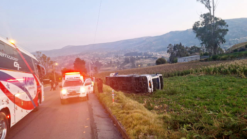 Un bus de transporte público se volcó en el cantón Cañar, el 12 de noviembre de 2024.