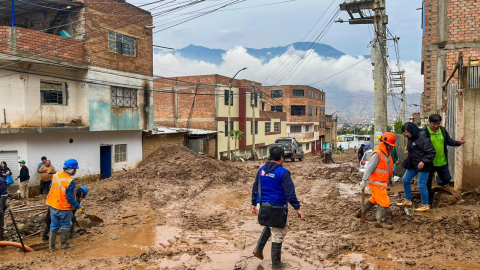 Ciudadanos y personal gubernamental en una localidad de Huánuco, Perú, afectada por masas de lodo movilizadas tras intensas lluvias, el 12 de noviembre de 2024.