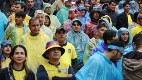 Hinchas de la selección de Ecuador en el estadio Rodrigo Paz Delgado previo al partido de la Fecha 9, ante Paraguay, el jueves 10 de octubre de 2024.