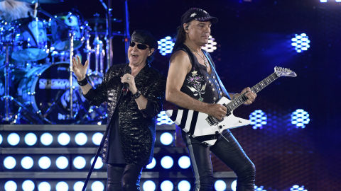 Klaus Meine y Matthias Jabs, integrnates de la banda alemana Scorpions durante un concierto en Sevilla, en julio de 2023