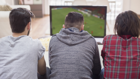 Imagen referencial de hombres mirando un partido de fútbol por televisión.