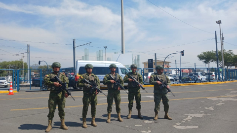 Militares resguardan el exterior del aeropuerto Mariscal La Mar, de Cuenca, por la llegada de las delegaciones a la Cumbre de Presidentes.