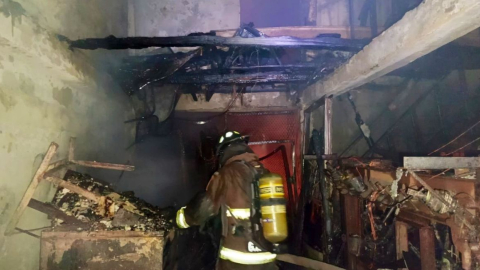 Un bombero en el incendio en una vivienda en Guayaquil